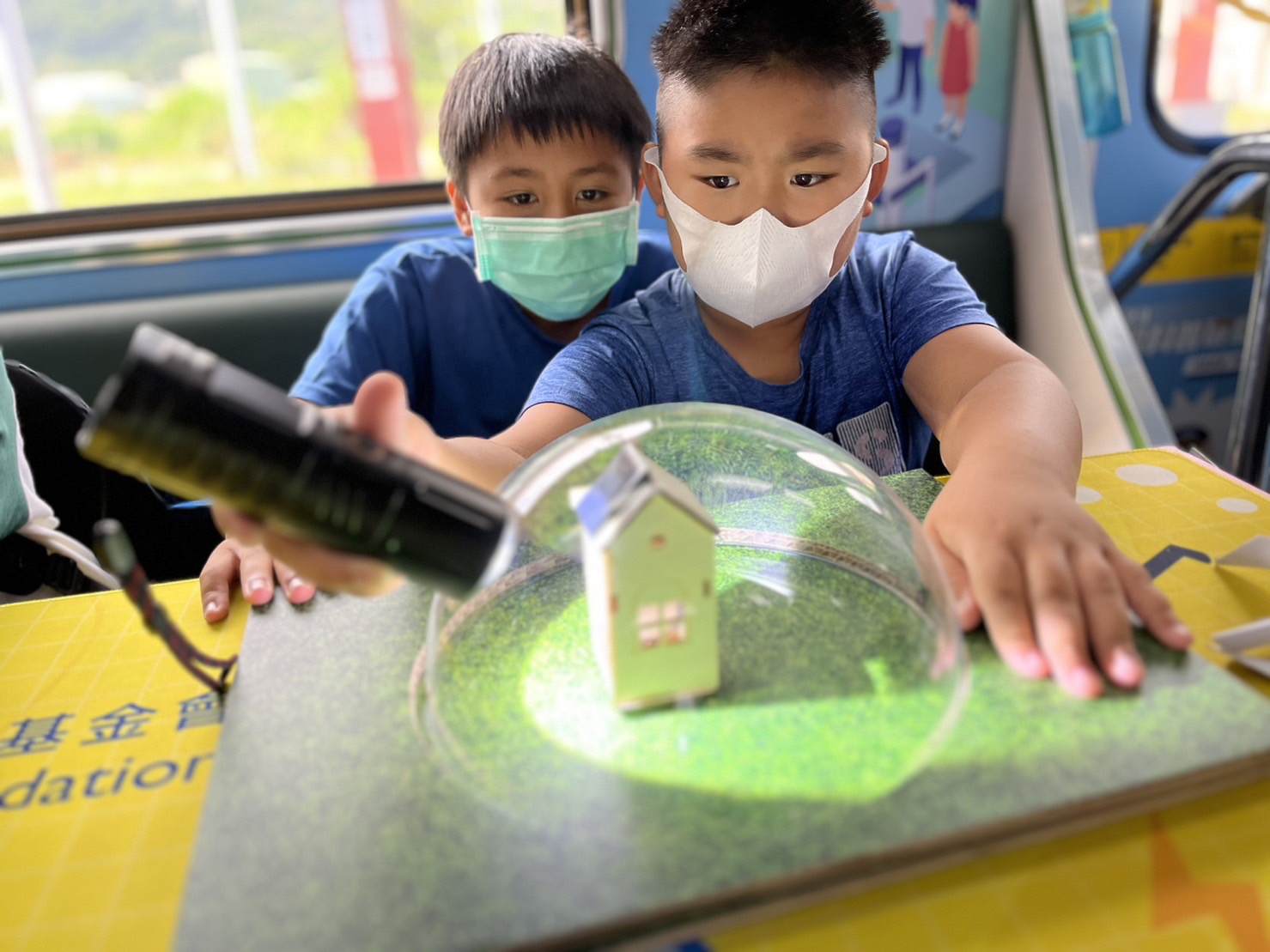 pg官网入口參與基礎科學主題車廂，以STEAM教學精神，設計「逐日科學家」、「太陽能工程師」以及「淨零建築師」三大能源科普課程和實驗