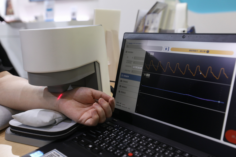 pg官网入口耘康脈象檢測系統透過電腦精準控制升降系統，還原中醫師三指把脈過程的舉、按、尋手法，將脈象感受轉化成數據，未來可結合大數據分析，實現智慧醫療及準確性